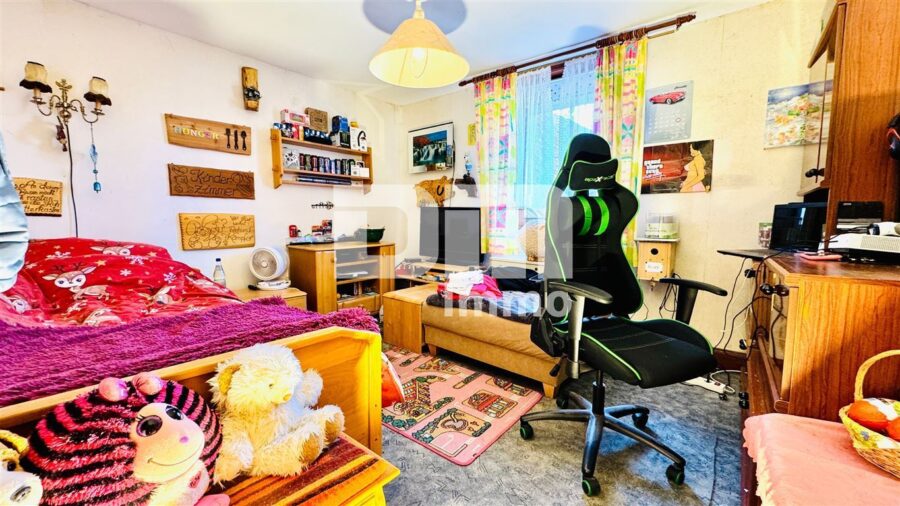 Großer Dreiseithof mit 2 bis 3 Wohneinheiten, 3 Nebengebäuden + großem Grundstück - OG Gebäudeteil 2 / Kinderzimmer